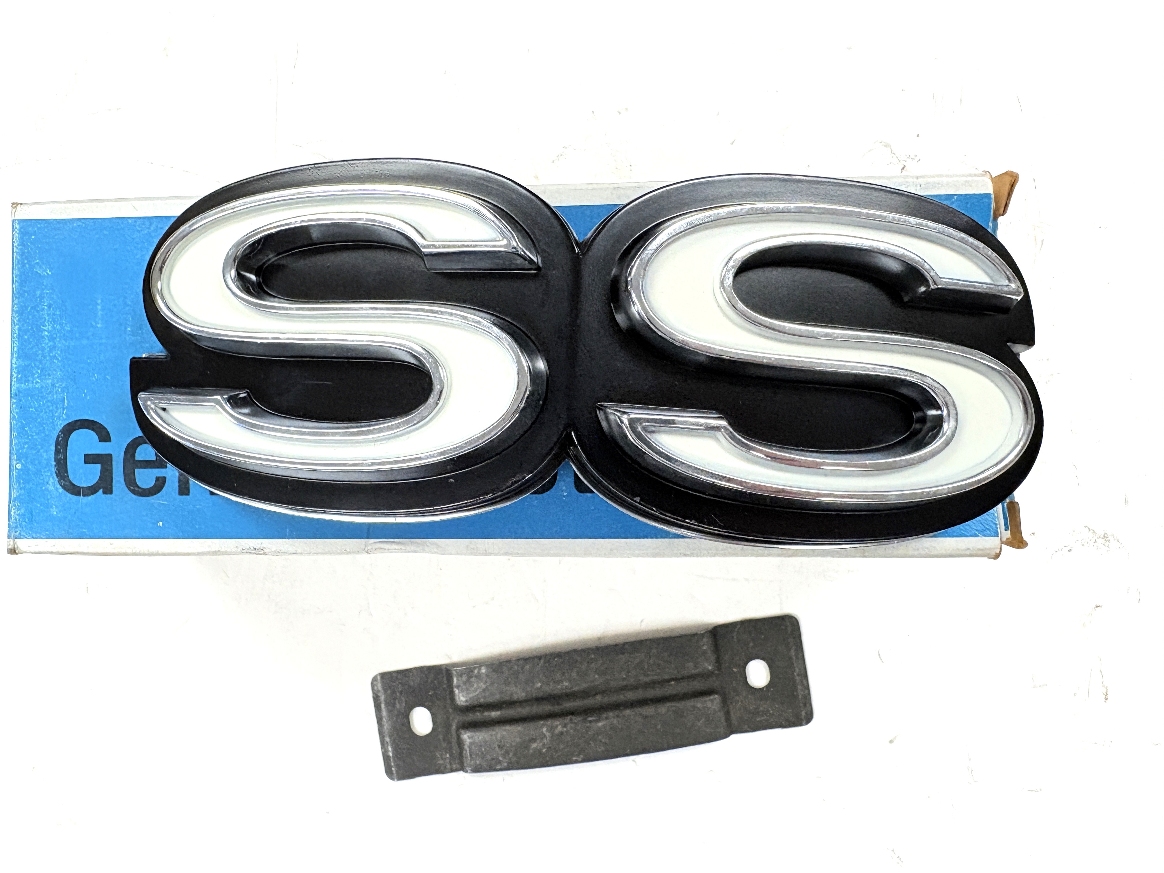 1972 CHEVELLE SS NOS GM GRILLE EMBLEM